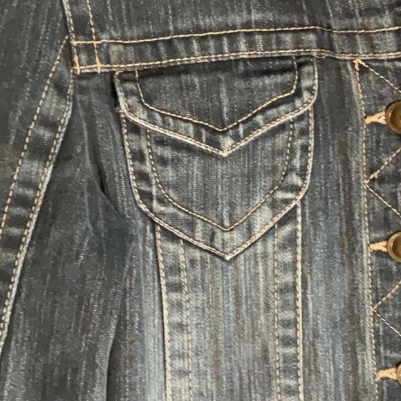 Black Jean Jacket with Fitted Silhouette and Contrast Stitching - Picture 2 of 10